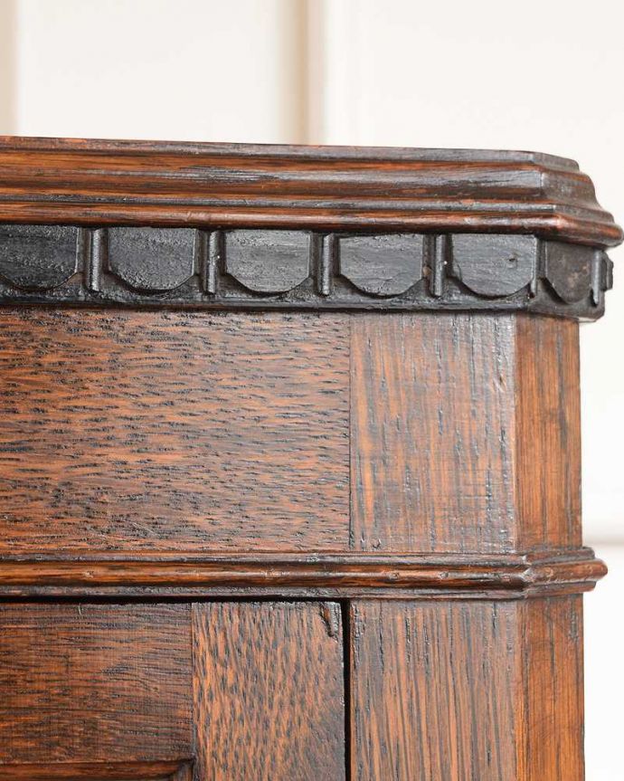 アンティークのキャビネット　アンティーク家具　湾曲ガラスがはめ込まれたステンドグラス扉の英国アンティークブックケース（本棚）。ここの彫も最上級の美しさいろんな部分の美しさが重なり合って、最上級の美しさを醸し出してくれます。(q-1992-f)