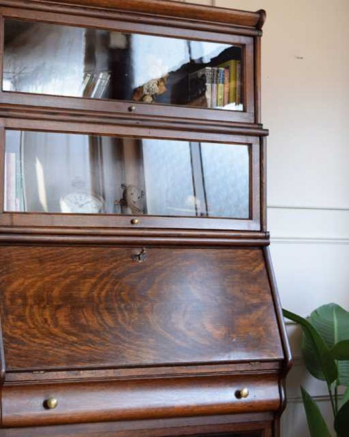 アンティークのキャビネット アンティーク家具 英国アンティークのスタッキングビューローキャビネット(デスク)。ガラス越しに中をのぞいてみると・・・こんなにおしゃれな家具が事務機器だったなんて考えられないくらい。(q-1993-f)