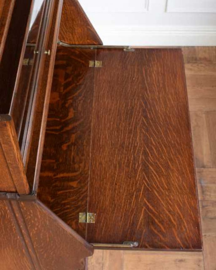 アンティークのキャビネット アンティーク家具 英国アンティークのスタッキングビューローキャビネット(デスク)。上から形を見てみると・・・天板はこんな形です。(q-1993-f)