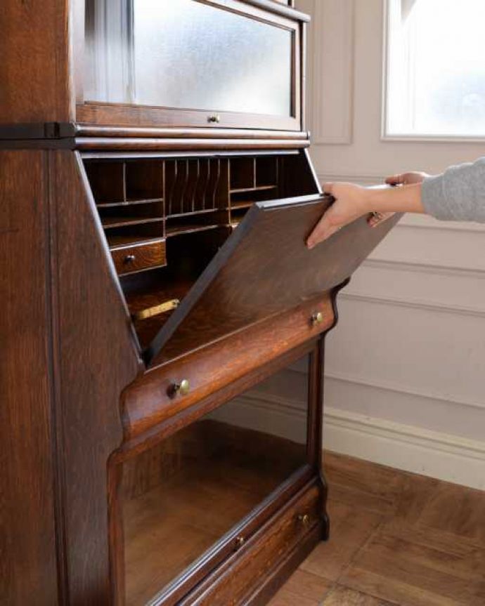 アンティークのキャビネット アンティーク家具 英国アンティークのスタッキングビューローキャビネット(デスク)。あっという間にデスクに変身扉を前に倒すだけで、あっという間にデスクが登場!どんな場所にも似合う「魅せるデスク」です。(q-1993-f)