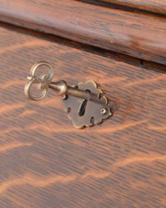 アンティークのキャビネット アンティーク家具 英国アンティークのスタッキングビューローキャビネット(デスク)。ビューローの取っ手は鍵ですおとぎ話に出てくるような可愛いアンティークの鍵が付いています。(q-1993-f)
