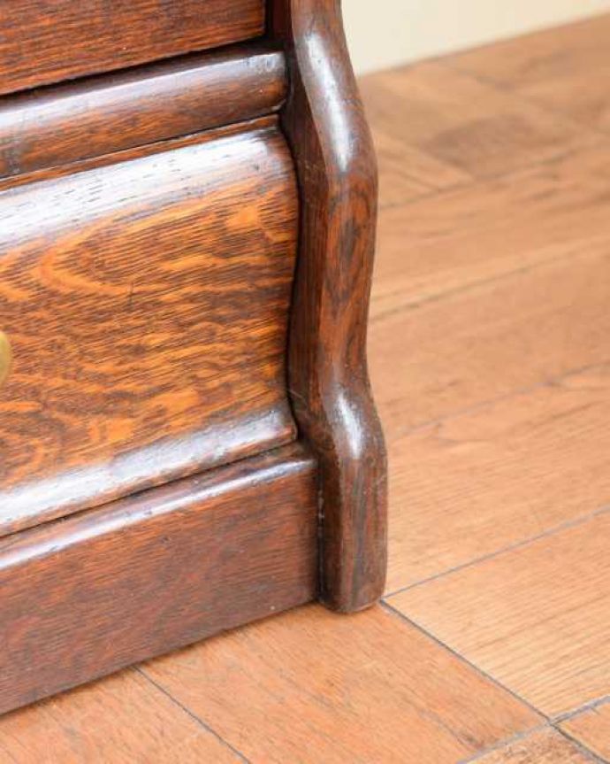 アンティークのキャビネット アンティーク家具 英国アンティークのスタッキングビューローキャビネット(デスク)。女性1人でも運べますHandleのアンティークは、脚の裏にフェルトキーパーをお付けしているので、女性でも床を滑らせて移動が出来ます。(q-1993-f)