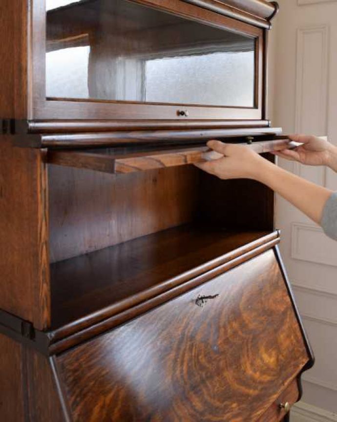 アンティークのキャビネット アンティーク家具 英国アンティークのスタッキングビューローキャビネット(デスク)。ちょっとオシャレな扉フラップ式の扉なので、上に持ち上げてスライドさせれば中に収納出来ます。(q-1993-f)