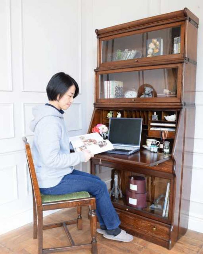 アンティークのキャビネット アンティーク家具 英国アンティークのスタッキングビューローキャビネット(デスク)。あっという間に自分だけの贅沢デスク扉を前に倒すとデスクが登場。(q-1993-f)