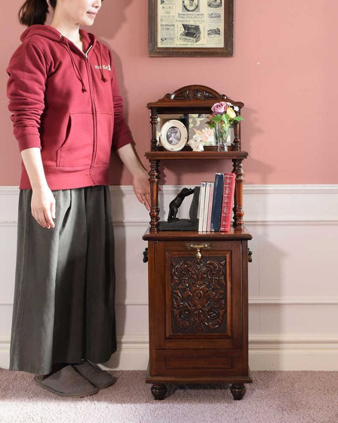 アンティークのキャビネット アンティーク家具 1890年代の英国アンティーク家具、浮き彫りが美しいミラー付きのコールボックス。贅沢な時間が過ごせる最上級の美しさ楽譜を美しく収納するためだけに作られたコンパクトなサイズのミュージックキャビネットは、造りも贅沢です。(q-1994-f)