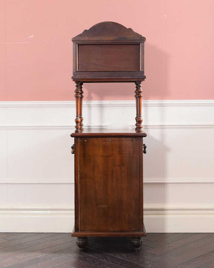 アンティークのキャビネット アンティーク家具 1890年代の英国アンティーク家具、浮き彫りが美しいミラー付きのコールボックス。後ろ姿にも気を使っていますアンティークは新品ではないので、経年変化によるキズはありますが、専門の職人がしっかり修復したので後ろ姿も美しいんです。(q-1994-f)