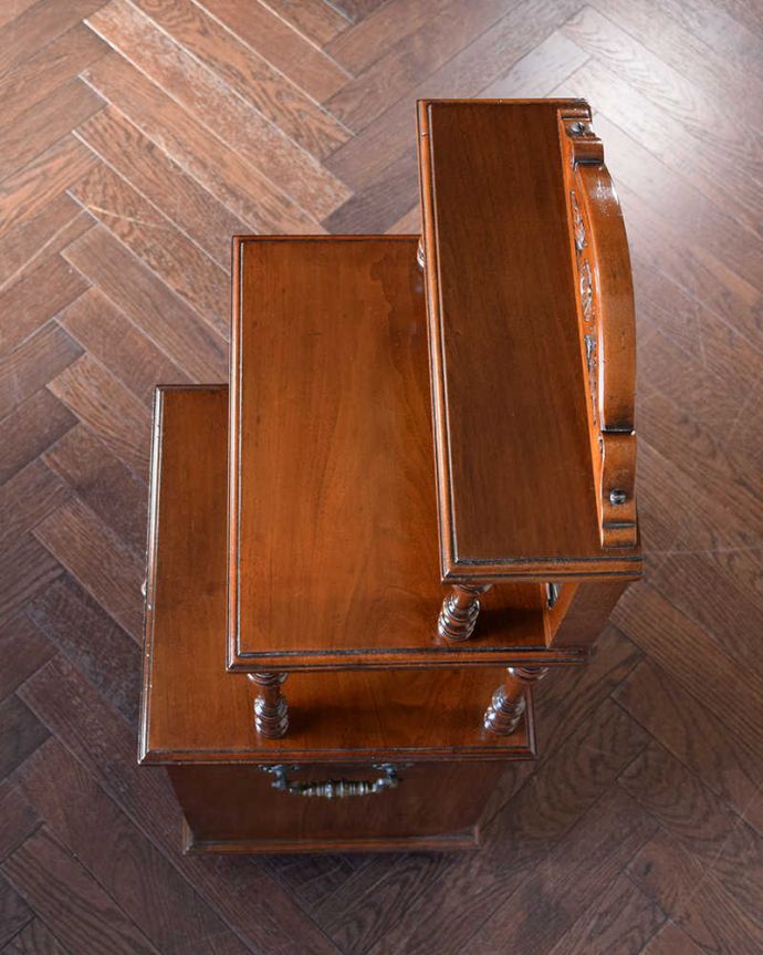 アンティークのキャビネット アンティーク家具 1890年代の英国アンティーク家具、浮き彫りが美しいミラー付きのコールボックス。家具を上から見てみましょう目線に入る天板の上もしっかりと修復しました。(q-1994-f)