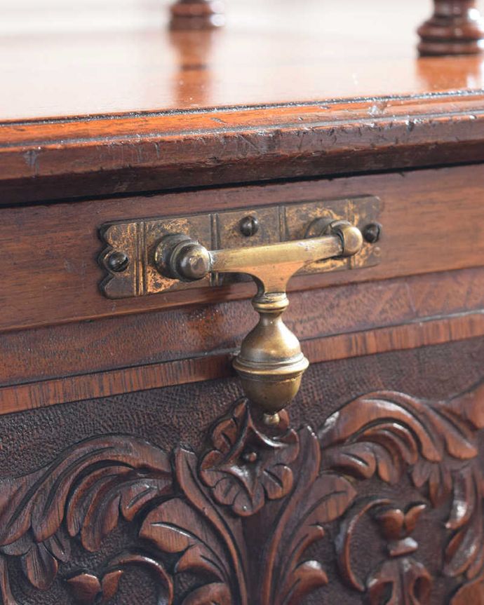 アンティークのキャビネット アンティーク家具 1890年代の英国アンティーク家具、浮き彫りが美しいミラー付きのコールボックス。開ける度にワクワク取っ手もアンティークらしい贅沢なデザイン。(q-1994-f)