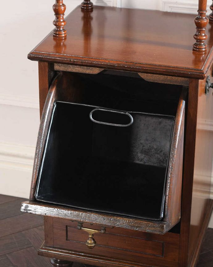 アンティークのキャビネット アンティーク家具 1890年代の英国アンティーク家具、浮き彫りが美しいミラー付きのコールボックス。扉を開くと大きな炭入れボックスコールボックスなのでもちろん炭を入れていたボックスもあります。(q-1994-f)