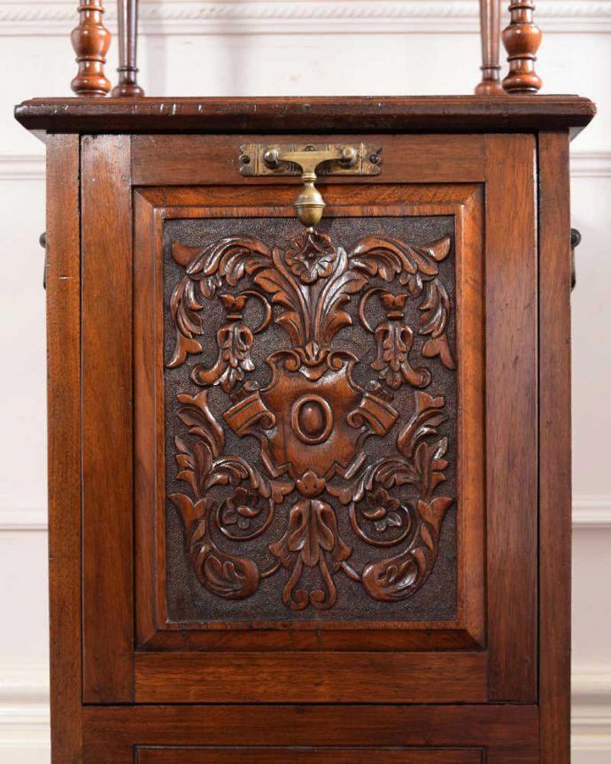 アンティークのキャビネット アンティーク家具 1890年代の英国アンティーク家具、浮き彫りが美しいミラー付きのコールボックス。惚れ惚れしちゃう美しさこんなに堅い無垢材に一体どうやって彫ったんだろう?と不思議になるくらい細かい彫にうっとりです。(q-1994-f)