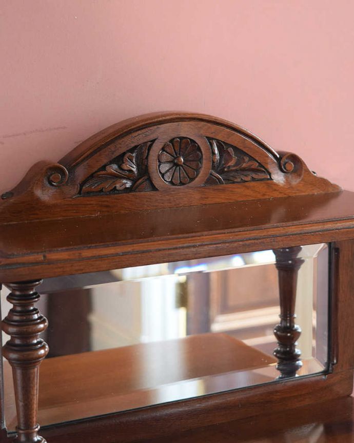 アンティークのキャビネット アンティーク家具 1890年代の英国アンティーク家具、浮き彫りが美しいミラー付きのコールボックス。いろんな場所にこだわり彫のデザインもいろいろです。(q-1994-f)