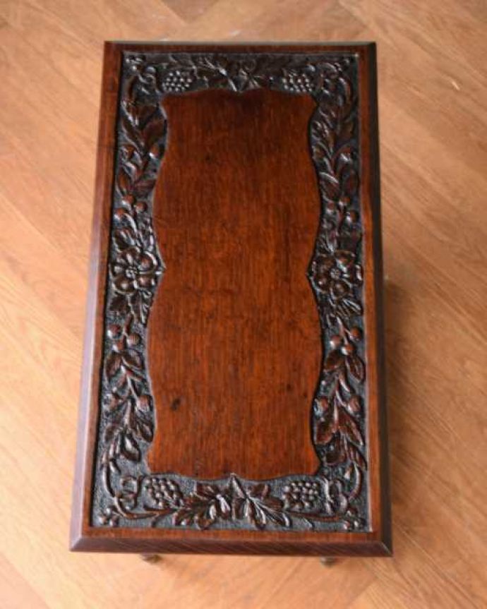 アンティークのテーブル　アンティーク家具　英国で見つけたお花の彫刻が華やかな、アンティークオケージョナルテーブル。天板の形を見てみると･･･テーブルの形を上から見ると、こんな感じです。(q-1995-f)