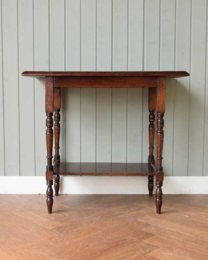 アンティークのテーブル　アンティーク家具　英国で見つけたお花の彫刻が華やかな、アンティークオケージョナルテーブル。クルッと回転。(q-1995-f)