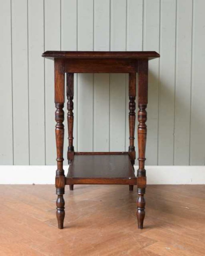 アンティークのテーブル　アンティーク家具　英国で見つけたお花の彫刻が華やかな、アンティークオケージョナルテーブル。こちら側も、もちろんキレイです！アンティークは新品ではないので、もちろん経年変化によるキズはありますが、専門の職人がキレイにお直しをしているので、どの角度から見てもキレイです。(q-1995-f)