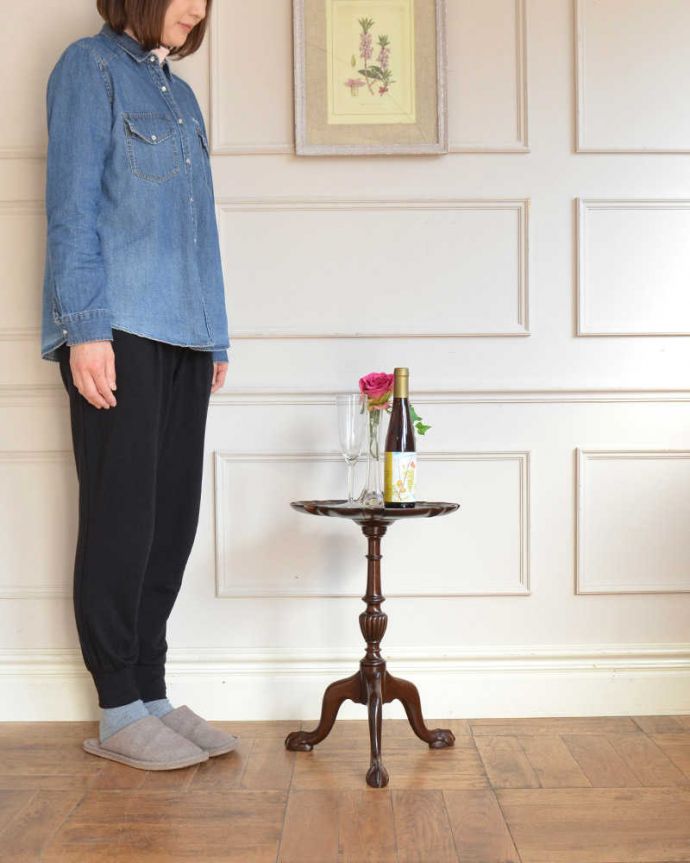 アンティークのテーブル　アンティーク家具　エレガントなアンティーク家具、高級なマホガニー材のワインテーブル。移動もラクラク！どこでも使える小さなテーブル持ち運び便利なワインテーブル。(q-1996-f)