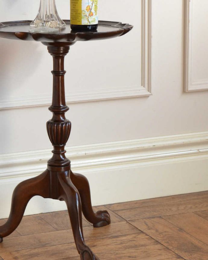 アンティークのテーブル　アンティーク家具　エレガントなアンティーク家具、高級なマホガニー材のワインテーブル。小さくてもアンティークの気品タップリ。(q-1996-f)