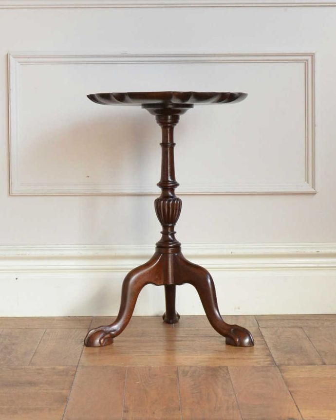 アンティークのテーブル　アンティーク家具　エレガントなアンティーク家具、高級なマホガニー材のワインテーブル。横から見ても優雅英国アンティークらしく横顔だって美しいんです。(q-1996-f)