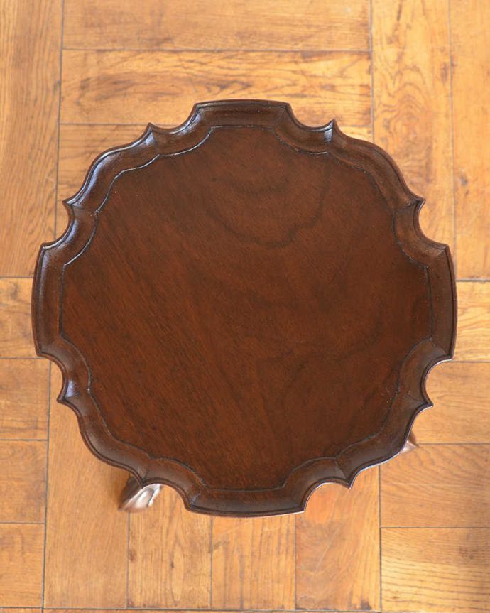 アンティークのテーブル　アンティーク家具　エレガントなアンティーク家具、高級なマホガニー材のワインテーブル。天板を上から見ると･･･天板はこんな感じで、ちょっとしたものを乗せて使うのに便利なサイズです。(q-1996-f)