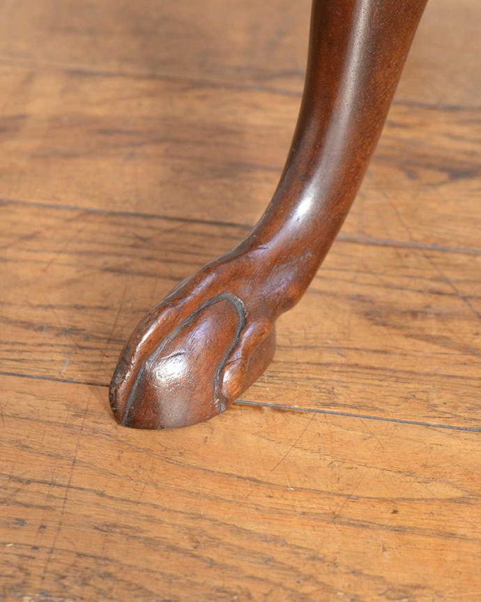 アンティークのテーブル　アンティーク家具　エレガントなアンティーク家具、高級なマホガニー材のワインテーブル。Handleの家具の脚の裏には･･･床にキズが付かないよう脚の裏にフェルトキーパーを付けてお届けしています。(q-1996-f)