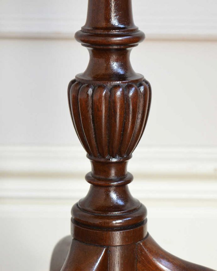 アンティークのテーブル　アンティーク家具　エレガントなアンティーク家具、高級なマホガニー材のワインテーブル。いろんな場所にこだわり彫のデザインもいろいろです。(q-1996-f)