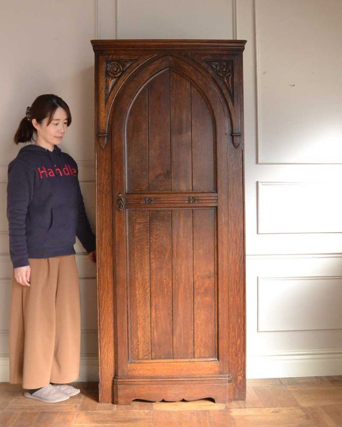 アンティークのキャビネット アンティーク家具 英国のアンティーク家具、ポインテッドアーチの扉がおしゃれなワードローブ。実は隠れた人気モノのアンティークアンティーク家具の中でリクエストが多いワードローブ。(q-1997-f)