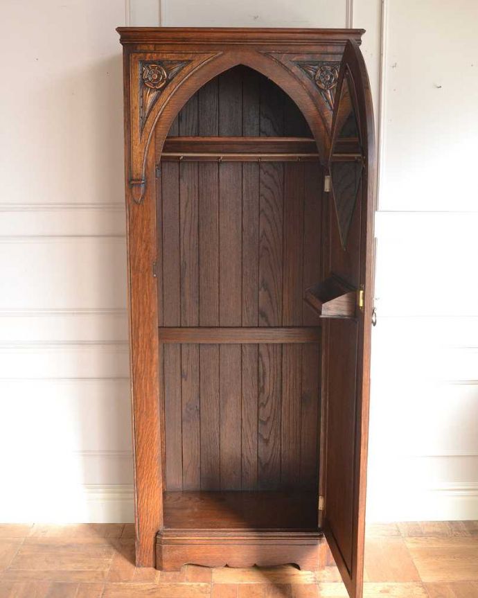 アンティークのキャビネット アンティーク家具 英国のアンティーク家具、ポインテッドアーチの扉がおしゃれなワードローブ。扉を開けてみると・・・専門の職人がしっかり修復していますので、いろんなものを実用的に収納して使って下さい。(q-1997-f)