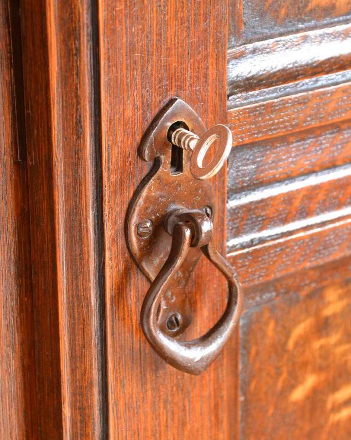 アンティークのキャビネット アンティーク家具 英国のアンティーク家具、ポインテッドアーチの扉がおしゃれなワードローブ。開ける度にワクワクアンティークらしい取っ手のデザイン。(q-1997-f)