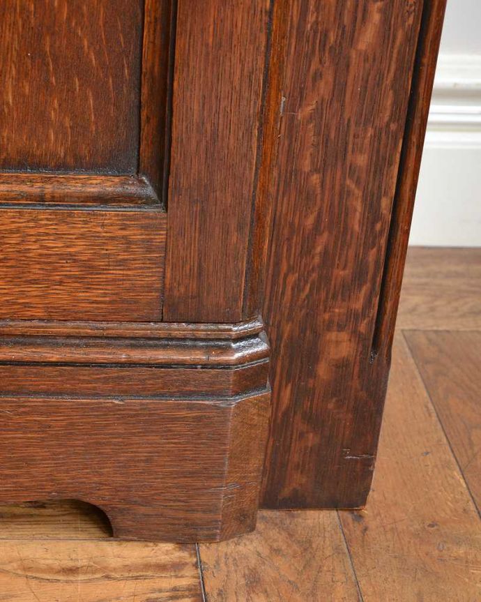 アンティークのキャビネット アンティーク家具 英国のアンティーク家具、ポインテッドアーチの扉がおしゃれなワードローブ。女性1人でラクラク運べちゃうんですHandleのアンティークは、脚の裏にフェルトキーパーをお付けしています。(q-1997-f)