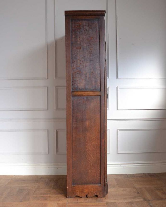 アンティークのキャビネット アンティーク家具 英国のアンティーク家具、ポインテッドアーチの扉がおしゃれなワードローブ。横から見てもステキ横から見るとこんな感じ。(q-1997-f)