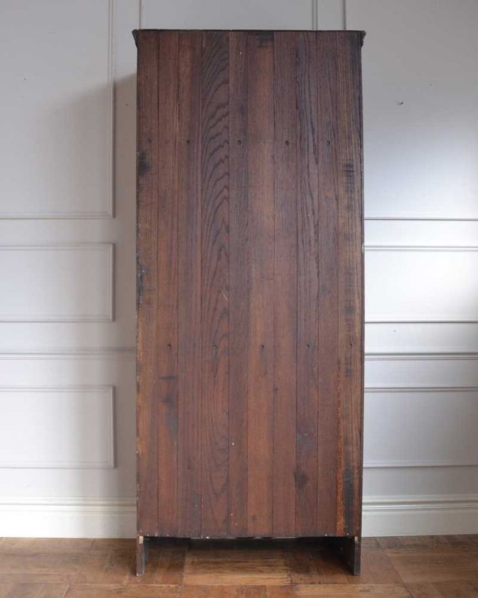 アンティークのキャビネット アンティーク家具 英国のアンティーク家具、ポインテッドアーチの扉がおしゃれなワードローブ。壁面で見えないけれど、後姿もキレイ!アンティークは新品ではないので、もちろん経年変化によるキズはありますが、専門の職人がキレイにお直しをしているので、後ろ姿もキレイです。(q-1997-f)