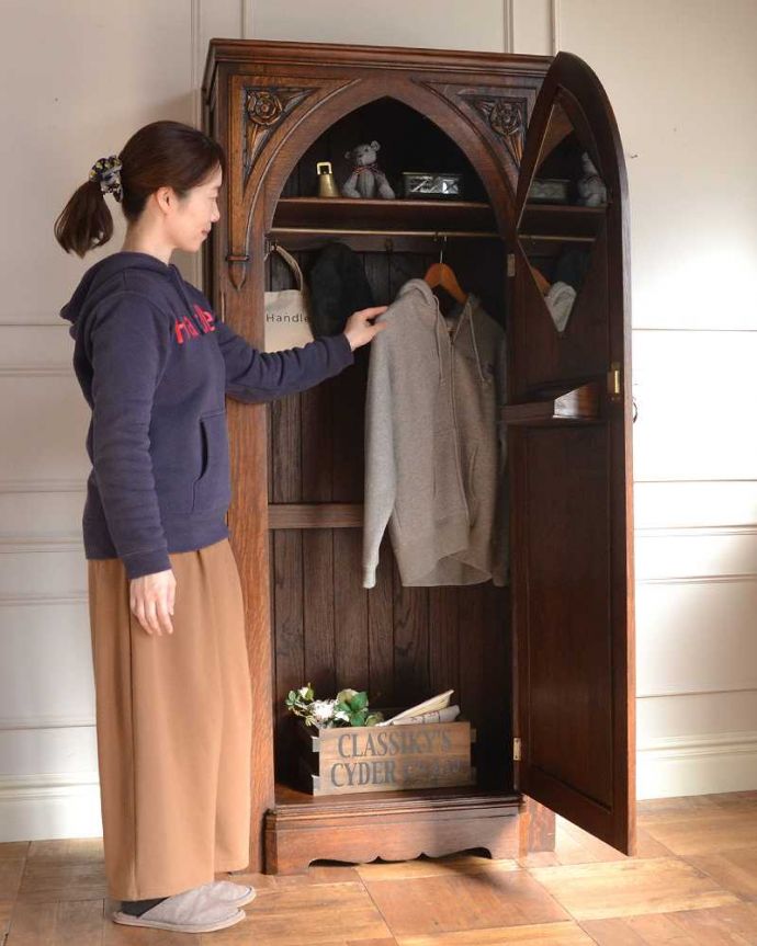 アンティークのキャビネット アンティーク家具 英国のアンティーク家具、ポインテッドアーチの扉がおしゃれなワードローブ。今日は何を着ようかな?お出かけ前のひとときも、このワードローブがあれば、さらに楽しい時間になります。(q-1997-f)