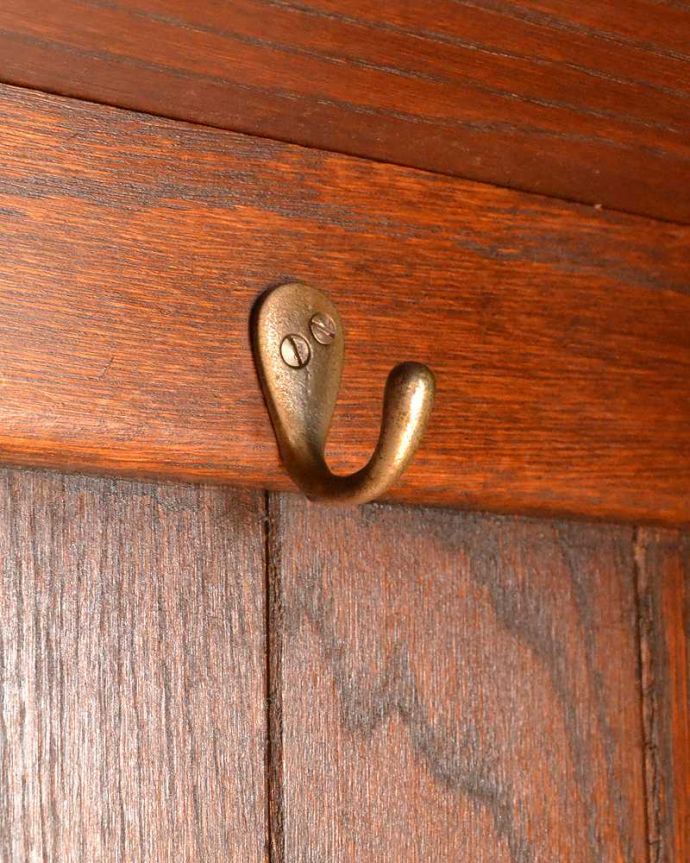 アンティークのキャビネット アンティーク家具 英国のアンティーク家具、ポインテッドアーチの扉がおしゃれなワードローブ。お洋服を掛ける場所ポールが付いているので、ここにハンガーを掛けてください。(q-1997-f)