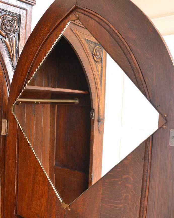 アンティークのキャビネット アンティーク家具 英国のアンティーク家具、ポインテッドアーチの扉がおしゃれなワードローブ。新しいミラーでお届けしますこちらは新しいミラーに交換しました。(q-1997-f)