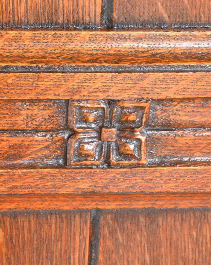 アンティークのキャビネット アンティーク家具 英国のアンティーク家具、ポインテッドアーチの扉がおしゃれなワードローブ。惚れ惚れしちゃう美しさこんなに堅い無垢材に一体どうやって彫ったんだろう?と不思議になるくらい細かい彫にうっとりです。(q-1997-f)