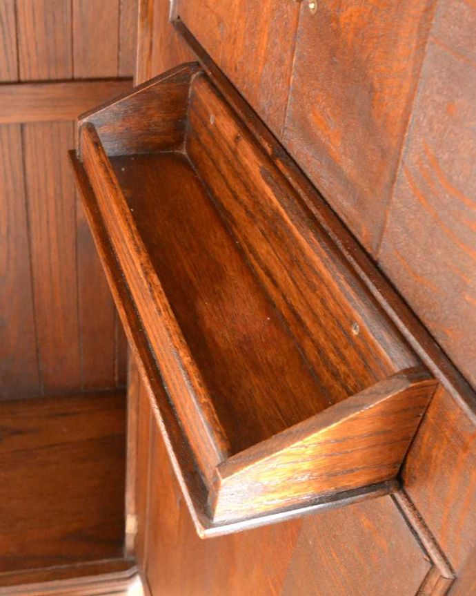 アンティークのキャビネット アンティーク家具 英国のアンティーク家具、ポインテッドアーチの扉がおしゃれなワードローブ。扉の内側に小物置きがありますネクタイピンやカフスなどが置けます。(q-1997-f)