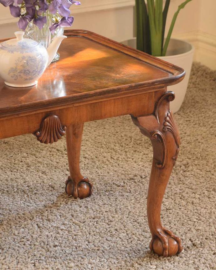 アンティークのテーブル アンティーク家具 英国のアンティーク家具 クロウ&ボールの脚を持つトレイ付きのコーヒーテーブル。英国らしく凝った彫りの入った脚脚だけを見ても、アンティークらしさが感じられる凝った彫。(q-1998-f)
