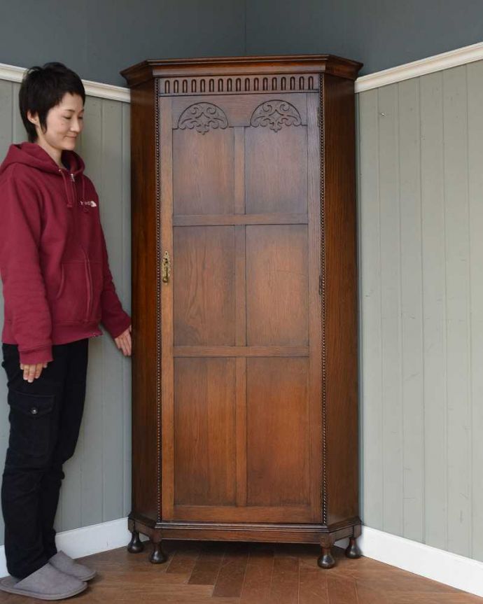 英国アンティークのコーナーキャビネット