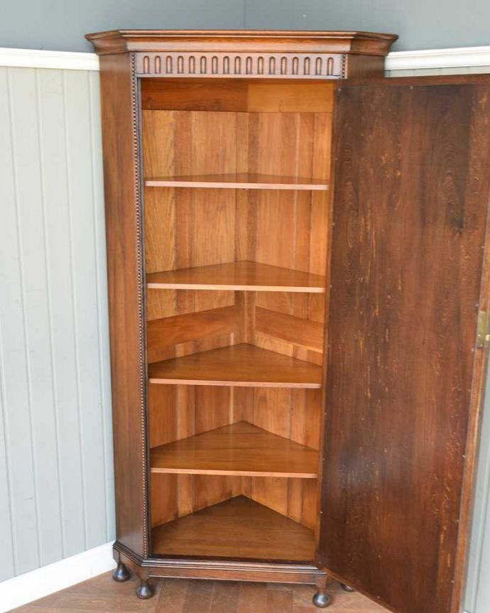 キャビネットの扉の中