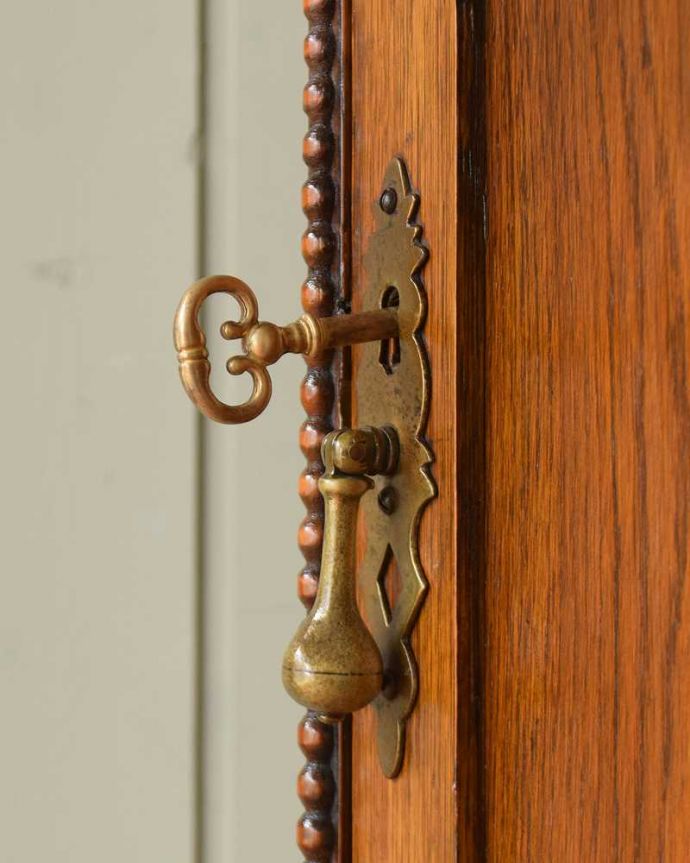 コーナー用キャビネットの取っ手と鍵