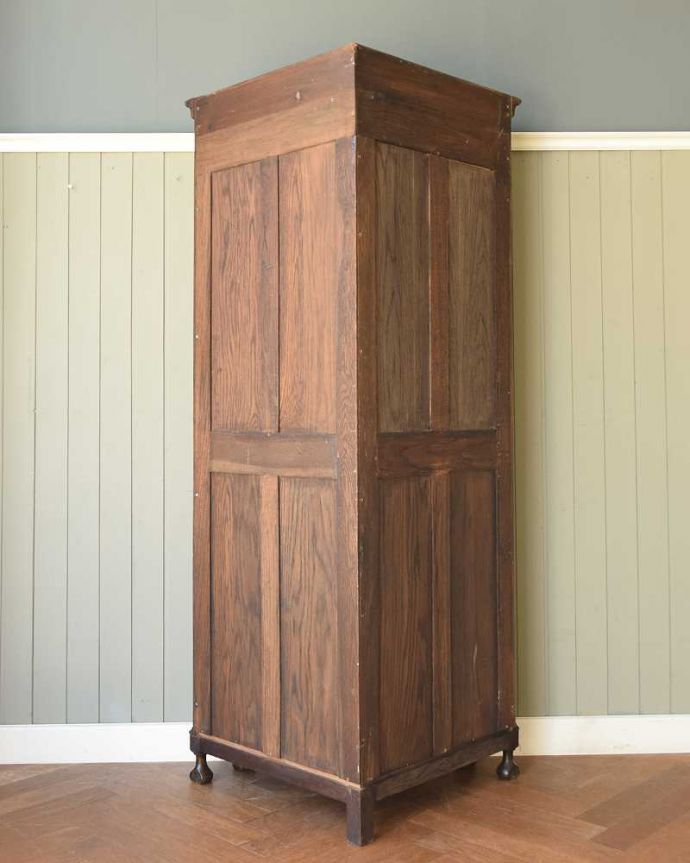 キャビネットの後ろ姿