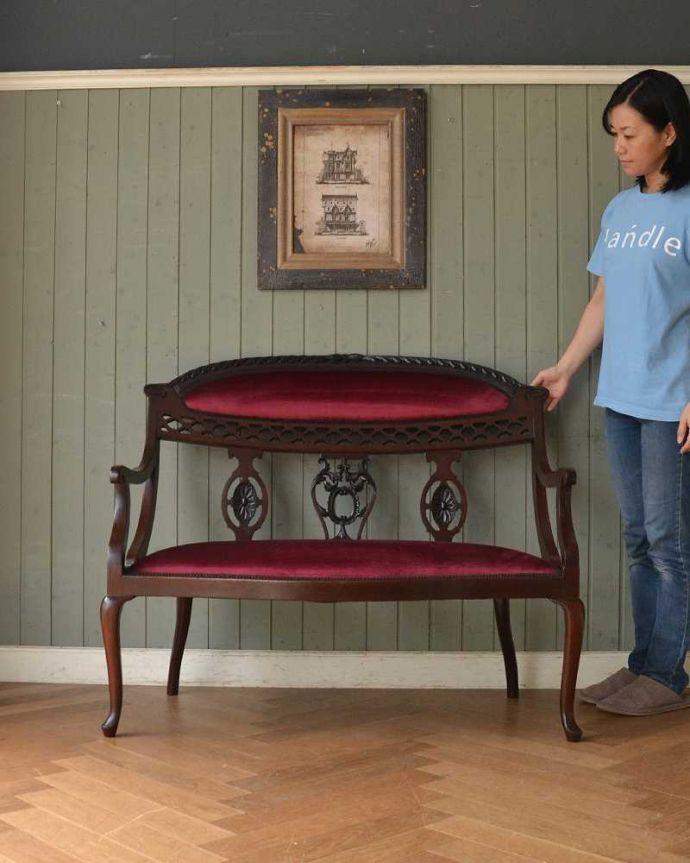 セティ・ソファ・ベンチ アンティーク チェア マホガニーの透かし彫アンティークチェア、英国の美しいセティ(長椅子・ソファ)。最上級の美しさで見た人みんなを魅了する椅子アンティークの椅子の中でも特に美しいセティ。(q-200-c)