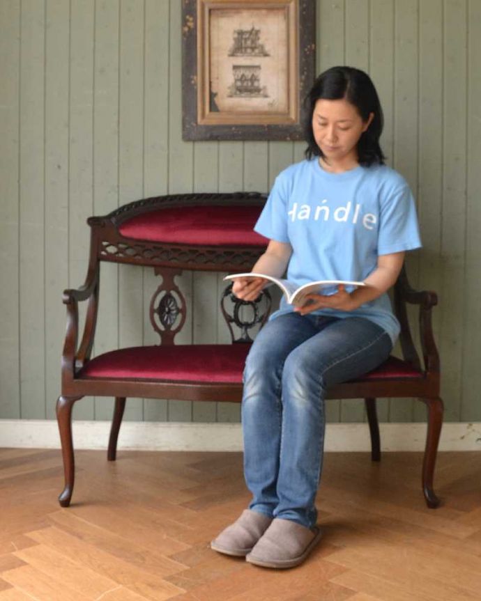 セティ・ソファ・ベンチ アンティーク チェア マホガニーの透かし彫アンティークチェア、英国の美しいセティ(長椅子・ソファ)。ここに座るだけで貴婦人気分17世紀頃に誕生した肘掛けと背もたれが付いた椅子セティは、2人以上で座れるソファの前身になった椅子。(q-200-c)