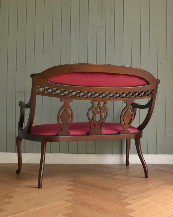 セティ・ソファ・ベンチ アンティーク チェア マホガニーの透かし彫アンティークチェア、英国の美しいセティ(長椅子・ソファ)。後ろから見ても完璧な美しさもちろん、後ろ姿も優雅で美しいんです。(q-200-c)