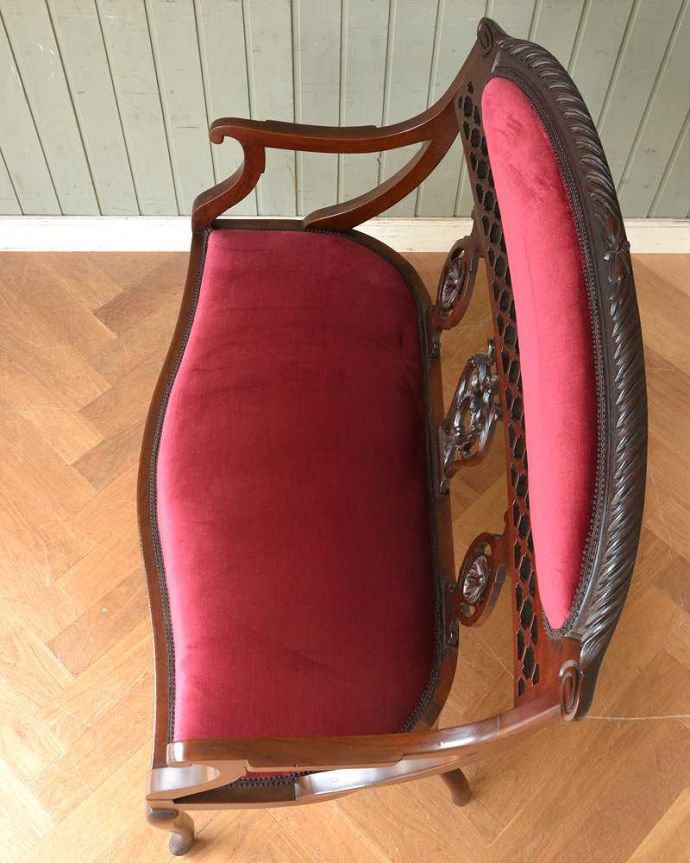 セティ・ソファ・ベンチ アンティーク チェア マホガニーの透かし彫アンティークチェア、英国の美しいセティ(長椅子・ソファ)。新しい生地で張り替えました修復の際、一度、古い生地を剥がして木製部分を組みなおしし、強度を持たせてから新しい生地で張り替えました。(q-200-c)