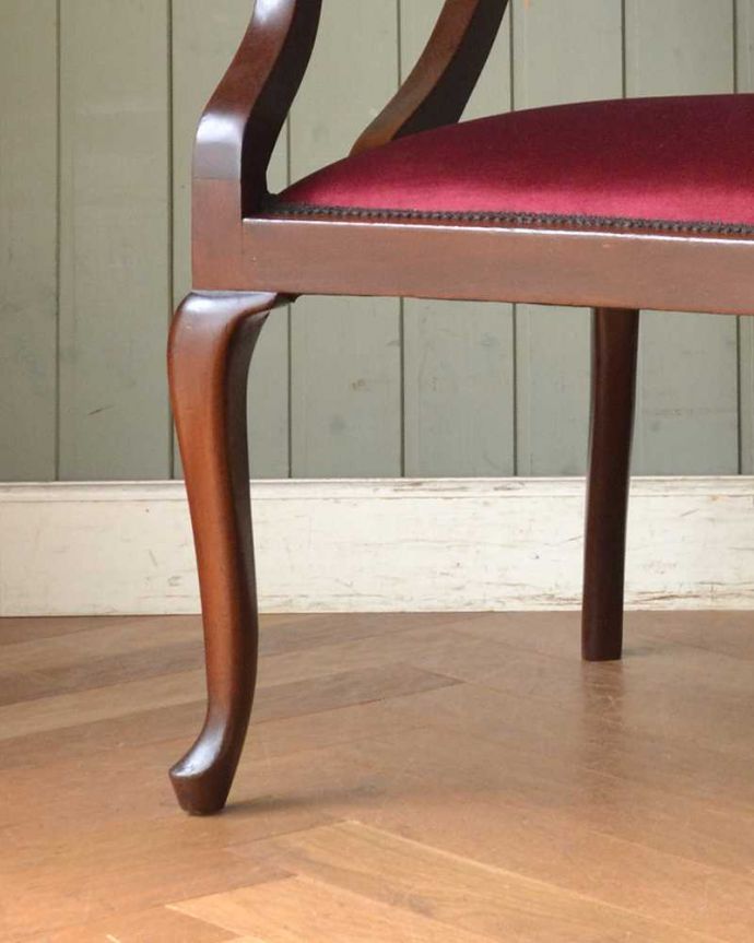 セティ・ソファ・ベンチ アンティーク チェア マホガニーの透かし彫アンティークチェア、英国の美しいセティ(長椅子・ソファ)。持ち上げなくても移動できます!Handleのアンティークは、脚の裏にフェルトキーパーをお付けしていますので、持ち上げなくても床を滑らせて移動させることが出来ます。(q-200-c)