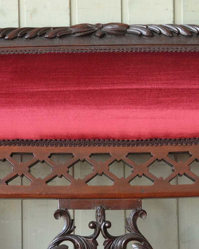 セティ・ソファ・ベンチ アンティーク チェア マホガニーの透かし彫アンティークチェア、英国の美しいセティ(長椅子・ソファ)。美しい背もたれの透かし彫り「ピアス・ドゥ・カービング」と呼ばれる背もたれの細工。(q-200-c)