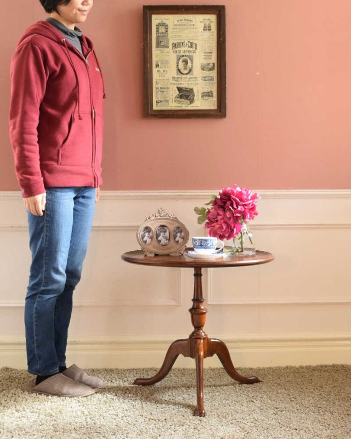 アンティークのテーブル アンティーク家具 優雅で品があるアンティーク英国家具、ウォールナット材のティーテーブル 。大きめサイズで使いやすいワインテーブルいつものワインテーブルより大きなサイズ。(q-2000-f)