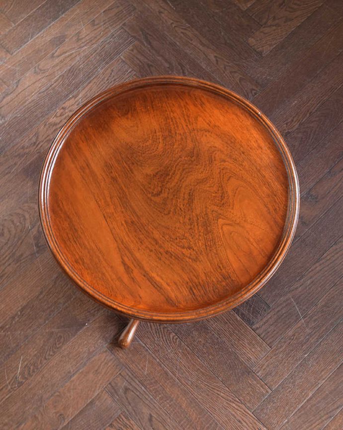 アンティークのテーブル アンティーク家具 優雅で品があるアンティーク英国家具、ウォールナット材のティーテーブル 。天板を上から見ると・・・コーヒーテーブルの天板は毎日使う場所だから、しっかり修復しました。(q-2000-f)