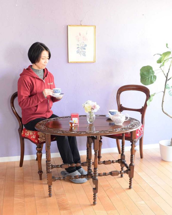 アンティークのテーブル　アンティーク家具　見事なお花の彫刻が美しいイギリスで見つけたアンティークゲートレッグテーブル。使い方に合わせて3通りで使えるアンティークの定番アンティーク家具の定番テーブルと言えばゲートレッグテーブル。(q-2001-f)