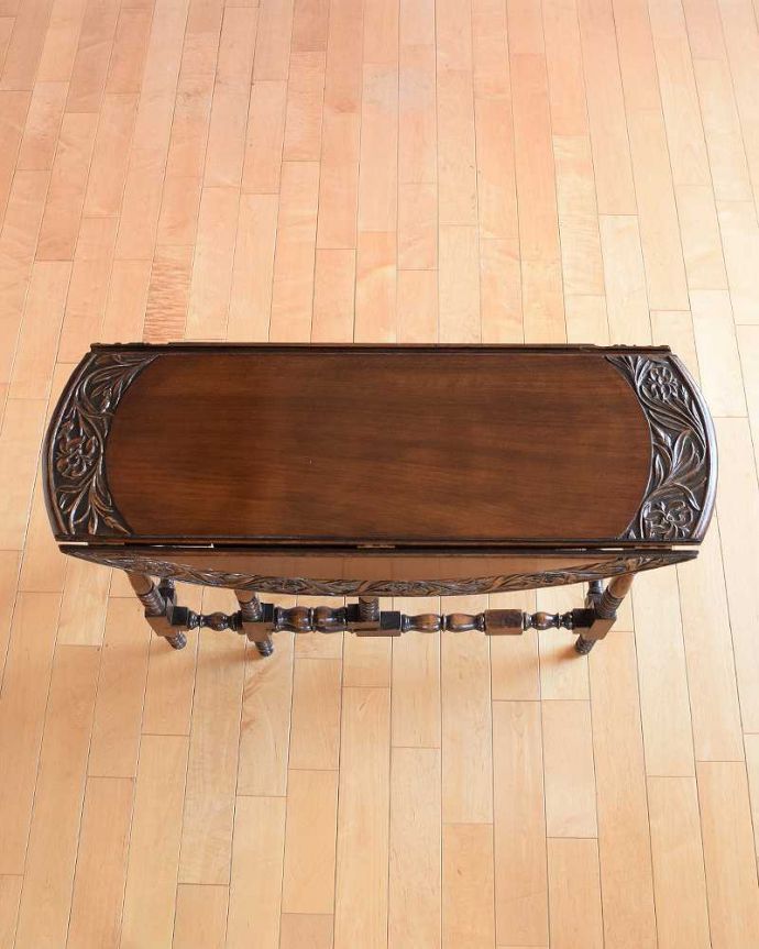 アンティークのテーブル　アンティーク家具　見事なお花の彫刻が美しいイギリスで見つけたアンティークゲートレッグテーブル。畳むとこんなにスリムなサイズリーフを閉じた状態のテーブルを上から見るとこんな感じ。(q-2001-f)